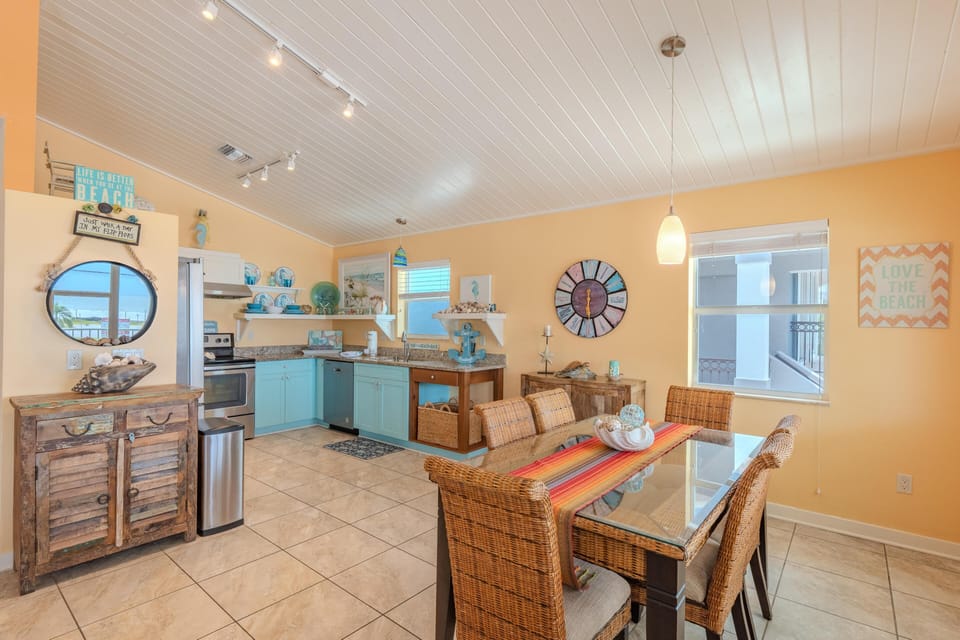 House, Multiple Beds (Blue Starfish) | Dining