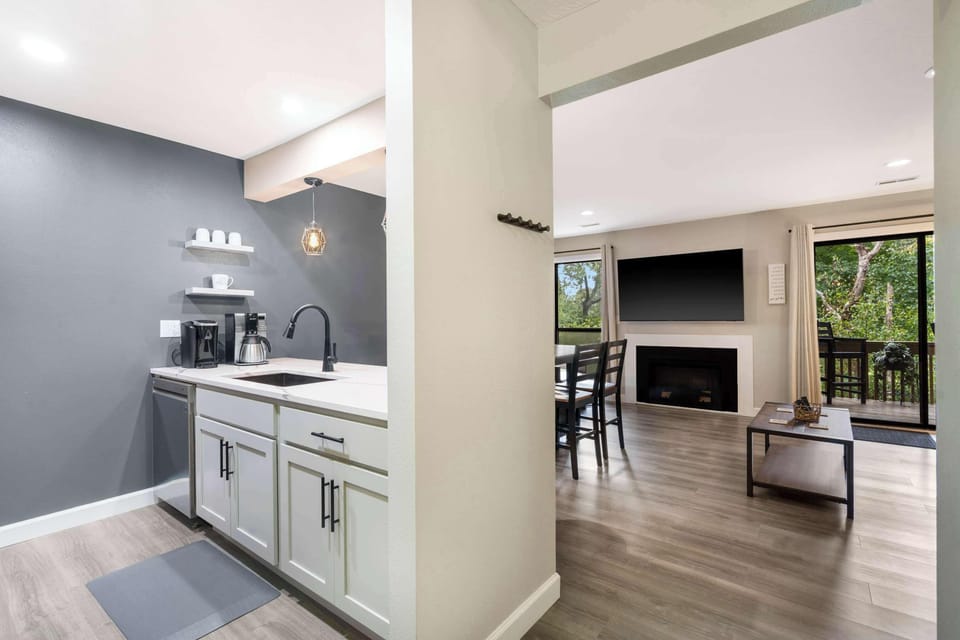 Condo, Multiple Beds, Balcony, Garden View (Top Notch) | Private kitchen | Fridge, microwave, oven, stovetop