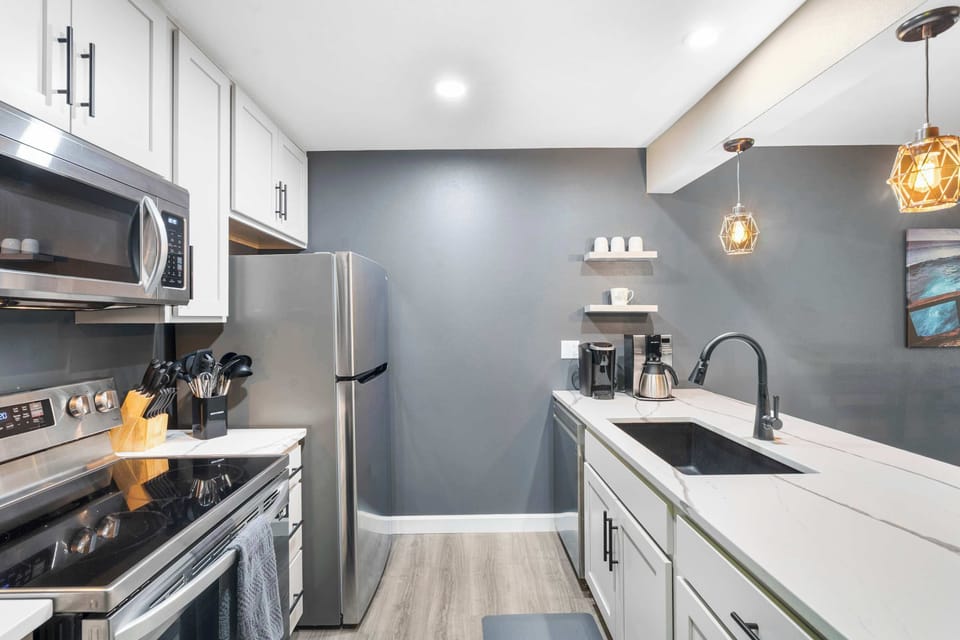 Condo, Multiple Beds, Balcony, Garden View (Top Notch) | Private kitchen | Fridge, microwave, oven, stovetop