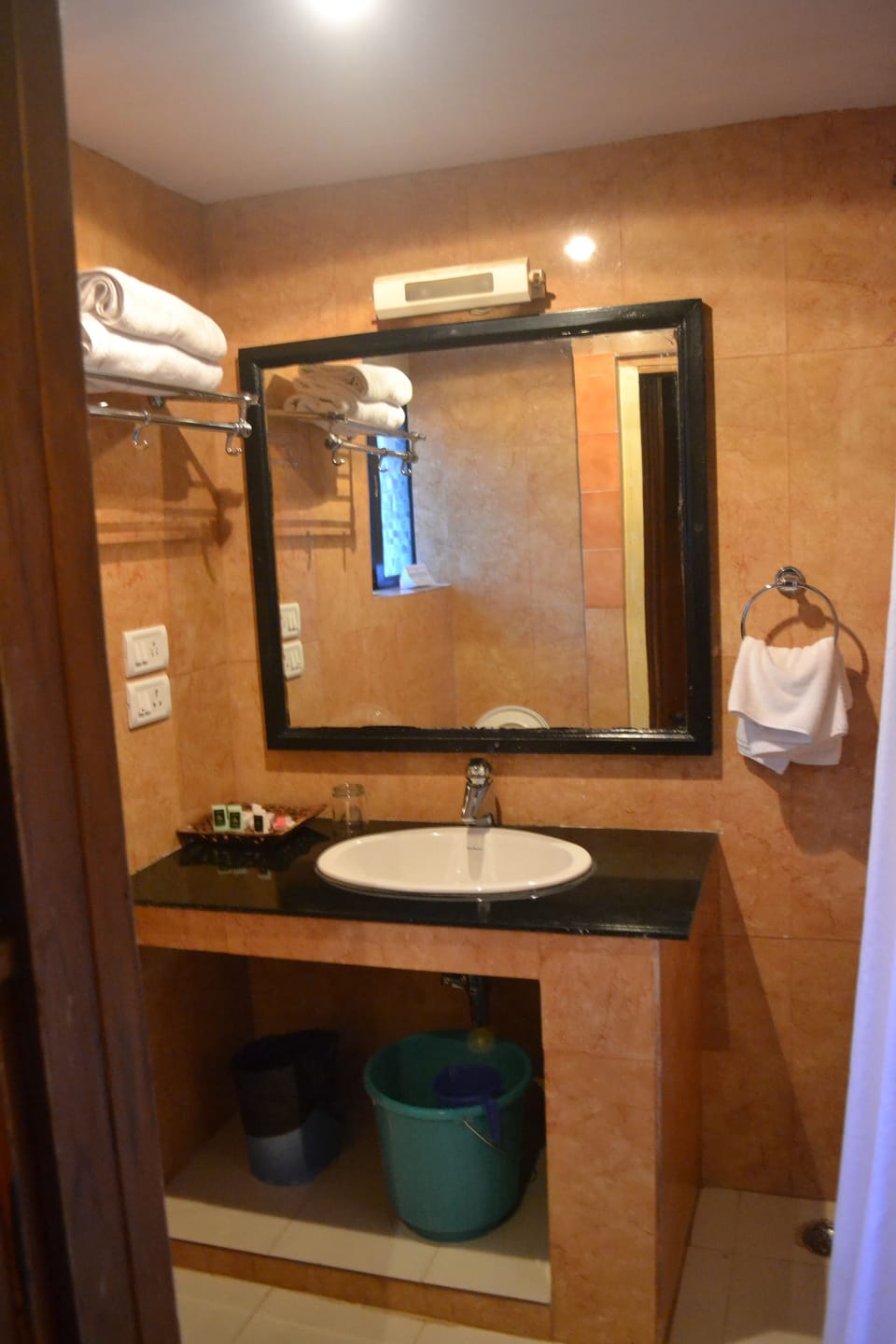 Standard Cottage | Bathroom sink