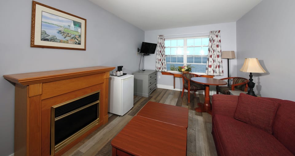 Deluxe Room, 1 King Bed with Sofa bed | Living room | 32-inch flat-screen TV with satellite channels, TV, DVD player