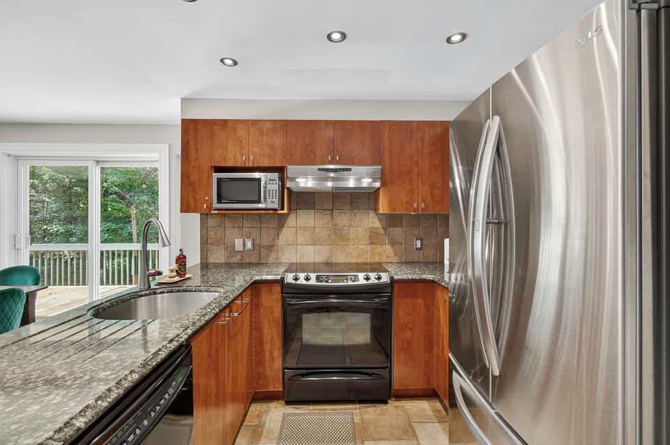 Comfort Condo, Golf View | Private kitchen | Full-size fridge, microwave, oven, stovetop