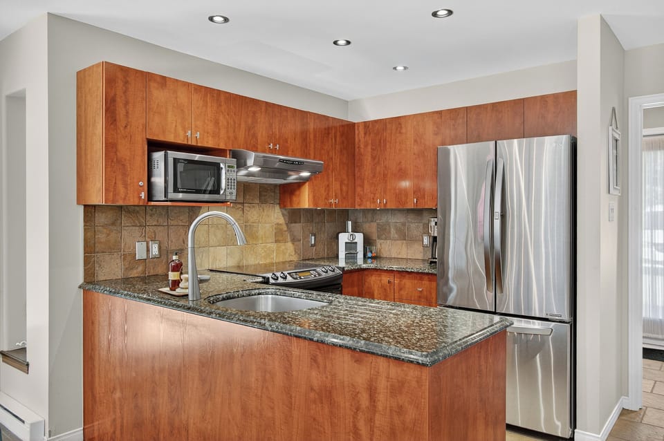 Comfort Condo, Golf View | Private kitchen | Full-size fridge, microwave, oven, stovetop