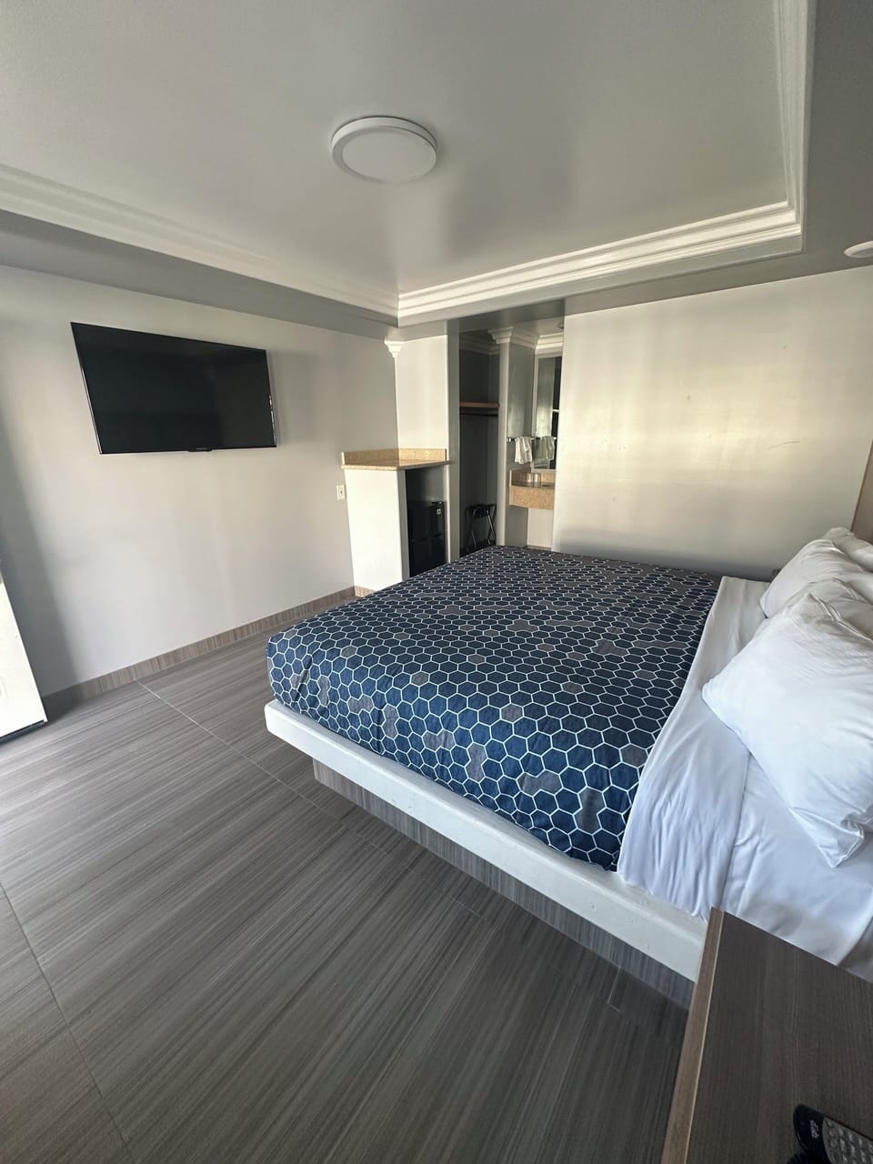 Single Room, 1 King Bed, Non Smoking | Bathroom | Shower, towels, soap, shampoo