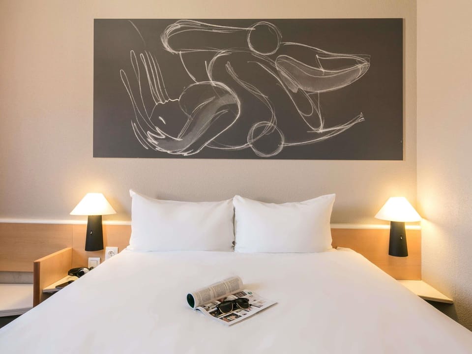 Room, 1 Double Bed | Desk, blackout drapes, soundproofing, iron/ironing board