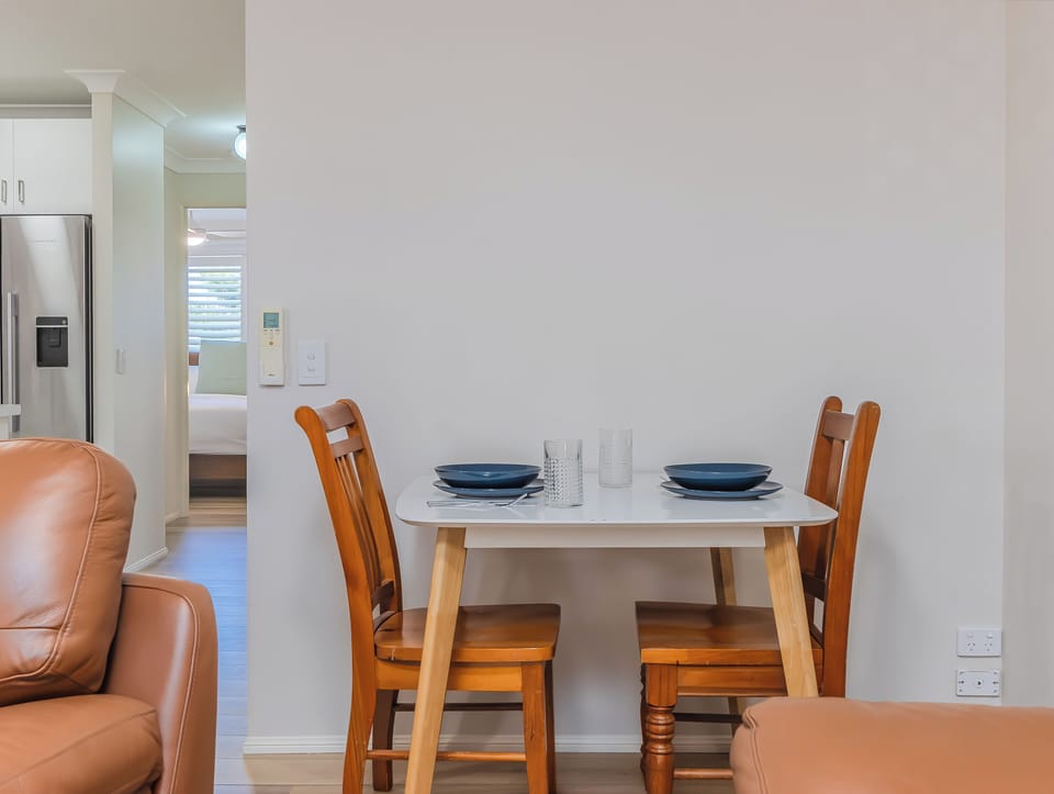 Apartment, 2 Bedrooms | Dining room