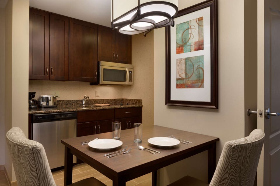 Full-size fridge, microwave, stovetop, dishwasher