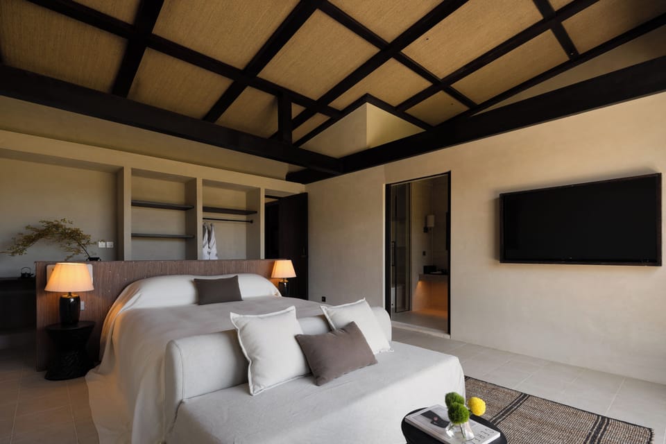 Basic Suite, Valley View | Desk, laptop workspace, soundproofing, WiFi (free)