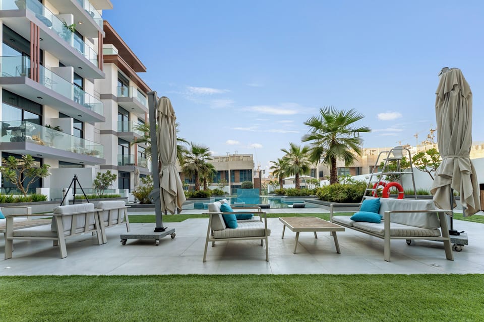2 outdoor pools, free cabanas