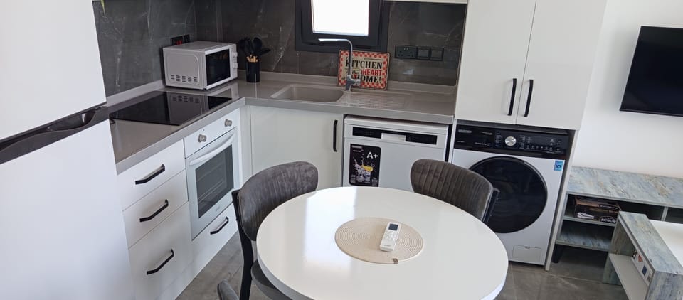 Family Condo, Sea View | Microwave
