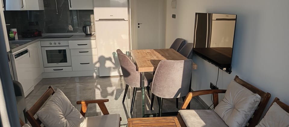Family Condo, Sea View | Living area | 99-cm LED TV with cable channels, Netflix, Hulu