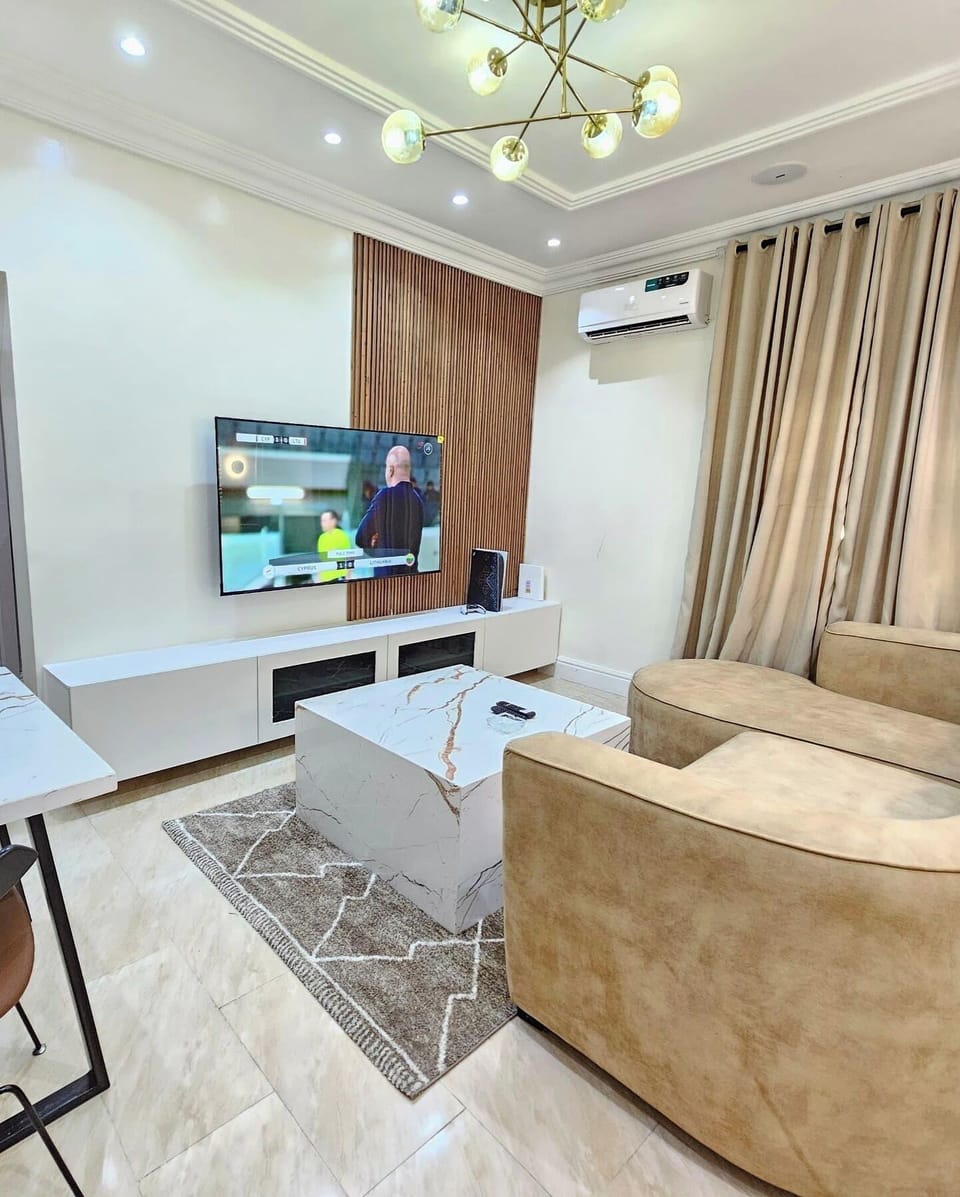 Deluxe Apartment, Balcony, City View | Living area