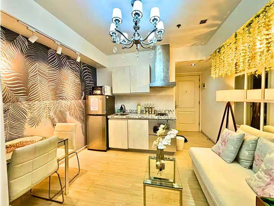 Deluxe Suite, City View | Private kitchen