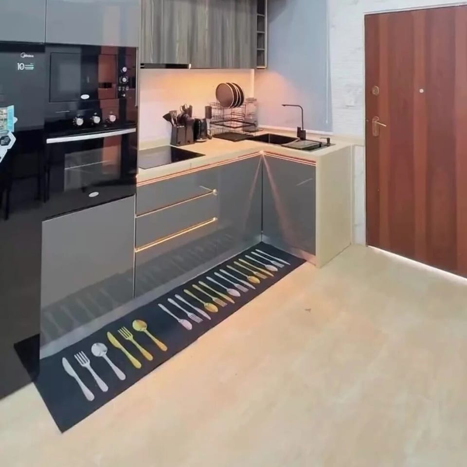 Deluxe Apartment, Balcony, City View | Private kitchen | Fridge, microwave, oven, stovetop