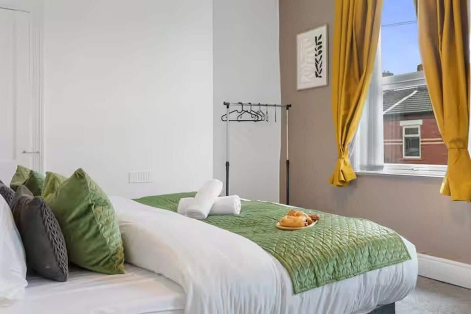 3 bedrooms, iron/ironing board, WiFi (free), bed sheets