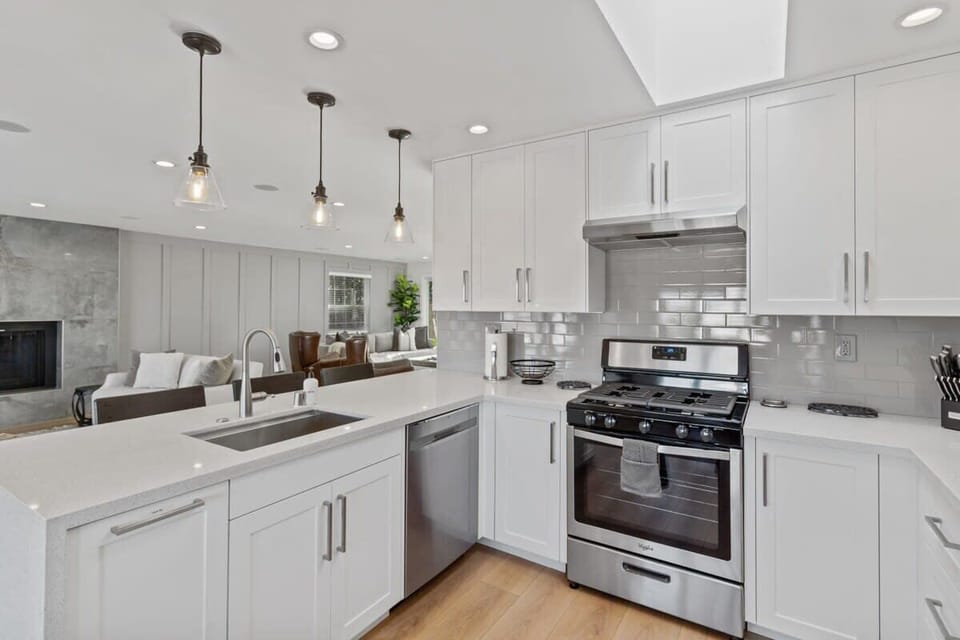 House | Private kitchen | Microwave, oven, stovetop, dishwasher