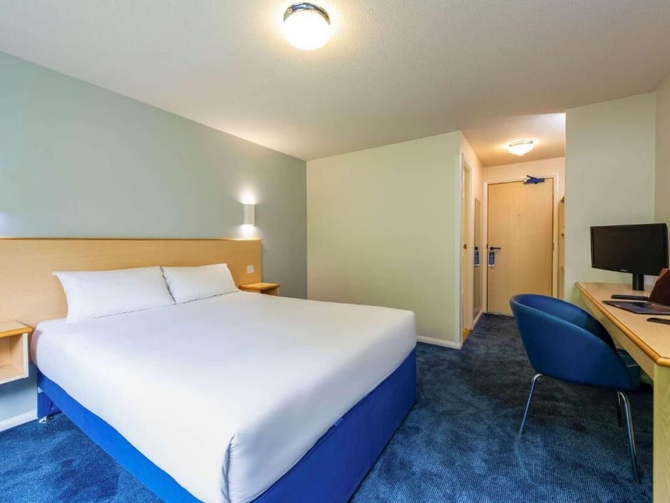 Desk, laptop workspace, iron/ironing board, free WiFi