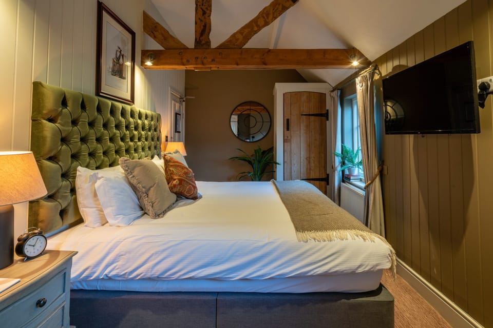 Superior Double Room | Desk, laptop workspace, iron/ironing board, WiFi (free)