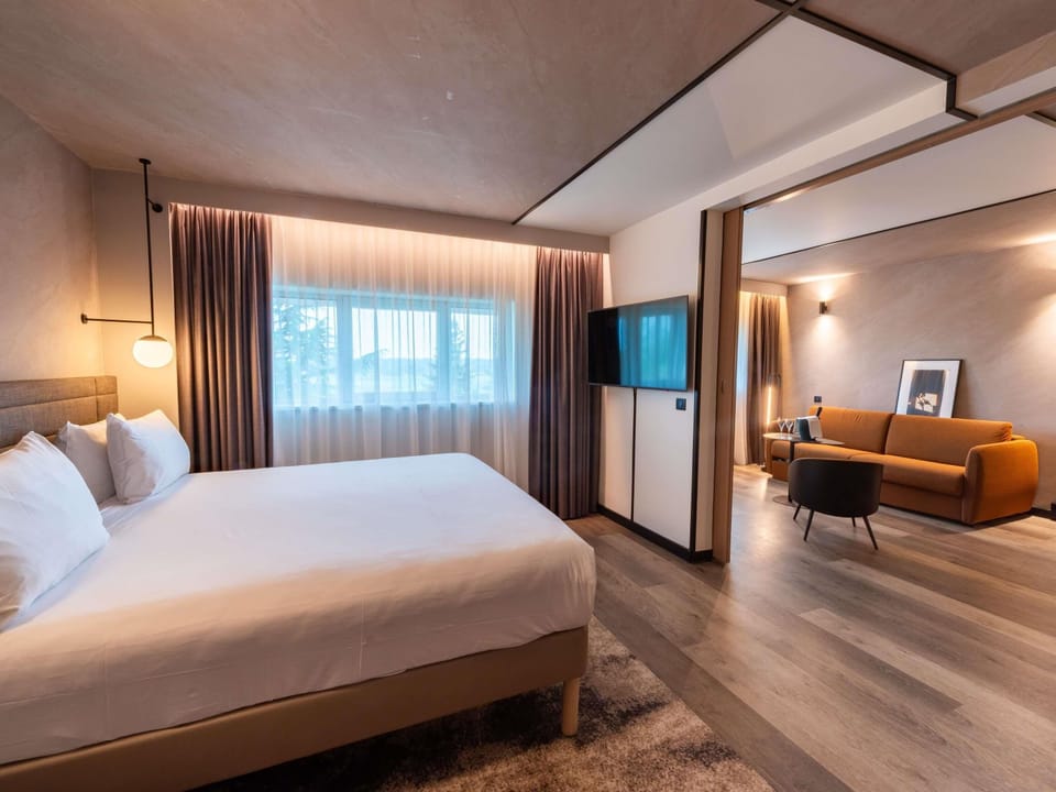 Suite, 1 Queen Bed with Sofa bed | Premium bedding, minibar, in-room safe, desk
