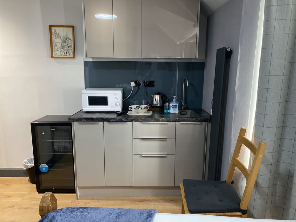 Double room with ensuite | Egyptian cotton sheets, premium bedding, desk, laptop workspace