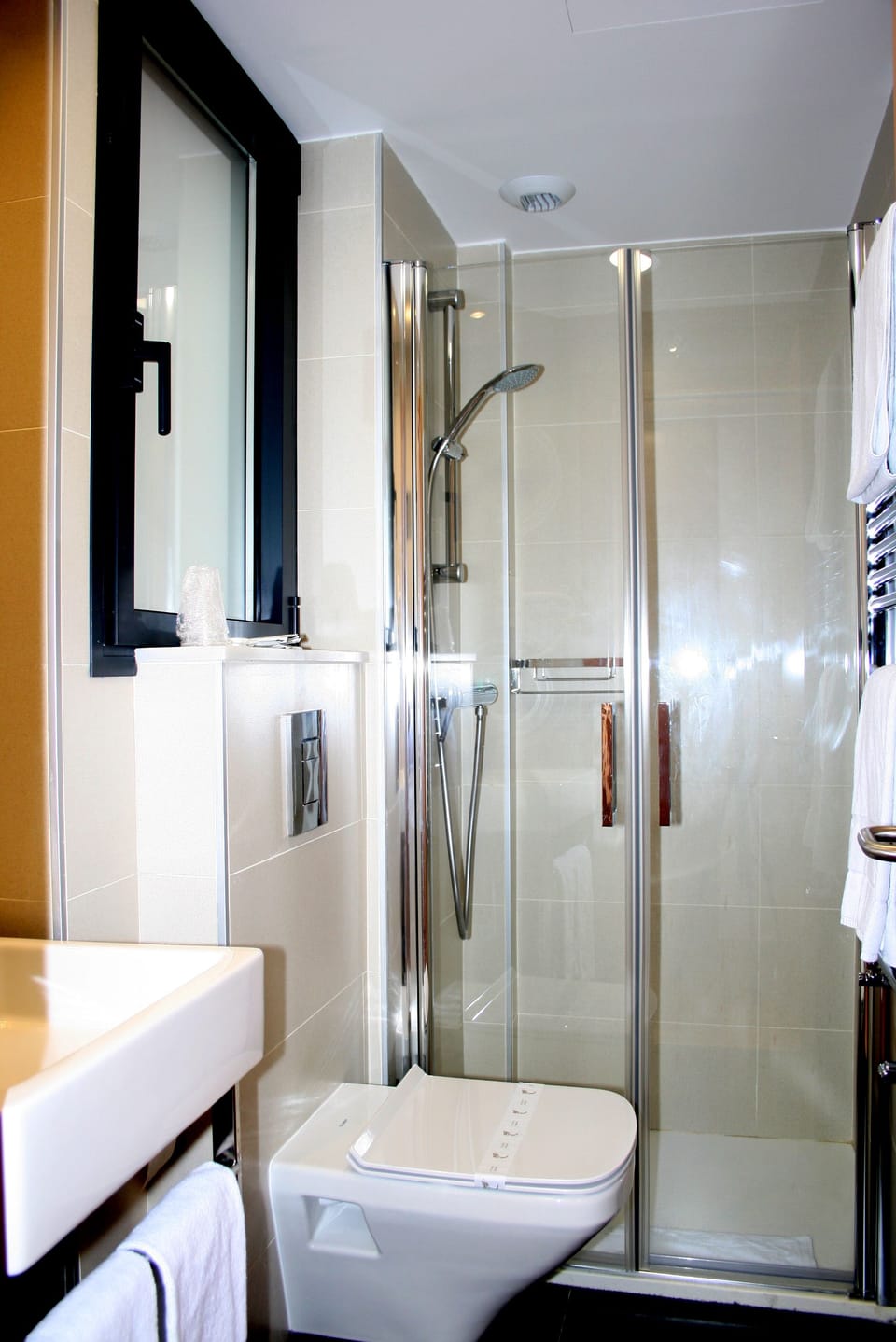 Superior Double Room, 1 Double Bed | Bathroom | Free toiletries, hair dryer, towels