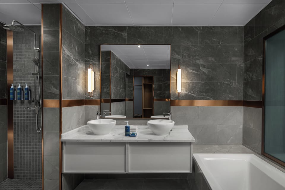 Club Suite, 1 King Bed, City View | Bathroom | Slippers