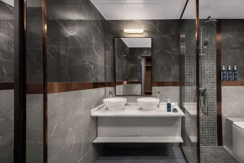 Club Suite, 1 King Bed, City View | Bathroom | Slippers