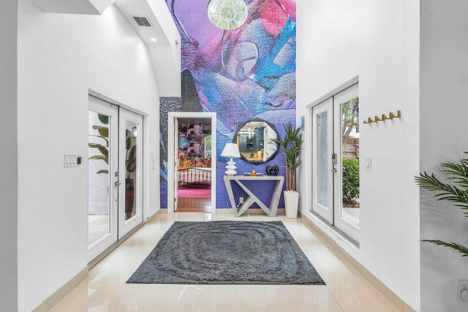 House | 5 bedrooms, desk