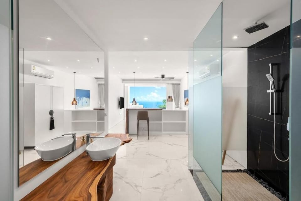 Blossom Villa | Bathroom | Shower, hair dryer, bidet, towels