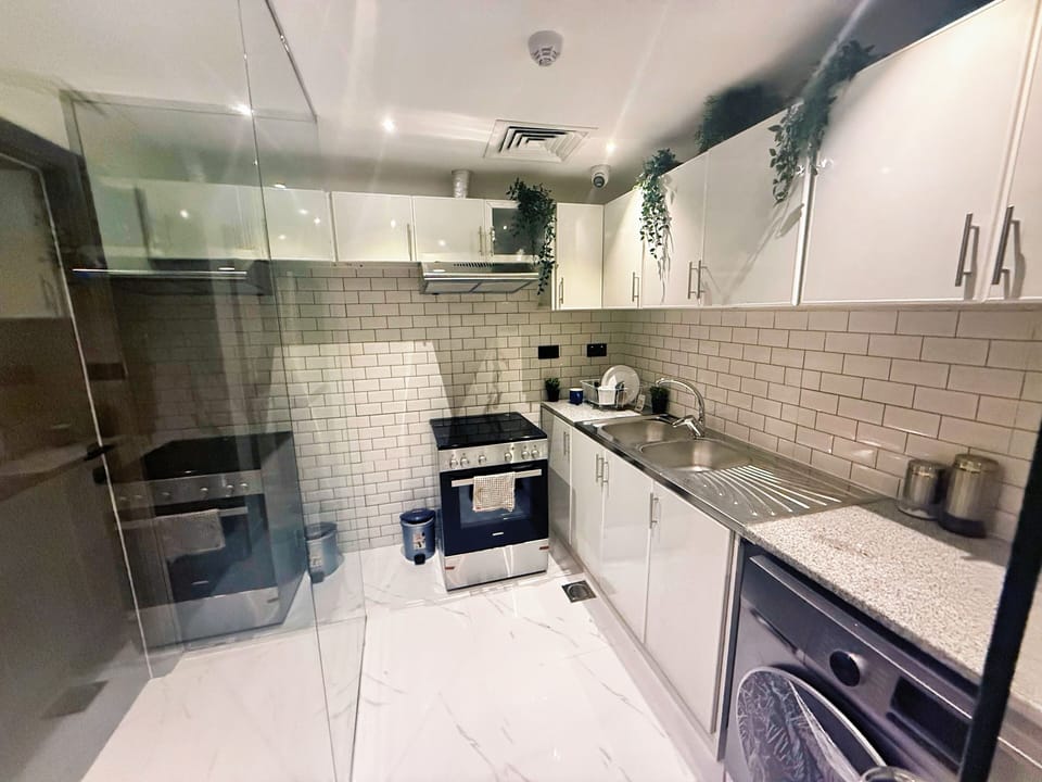 Standard Single Room | Shared kitchen facilities | Full-size fridge, microwave, oven, stovetop