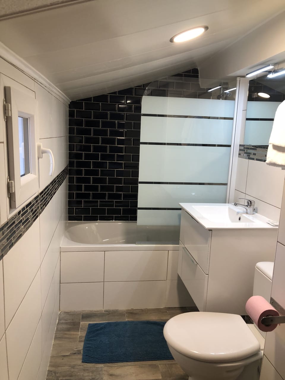 Double Room, City View | Bathroom amenities | Free toiletries, hair dryer, towels