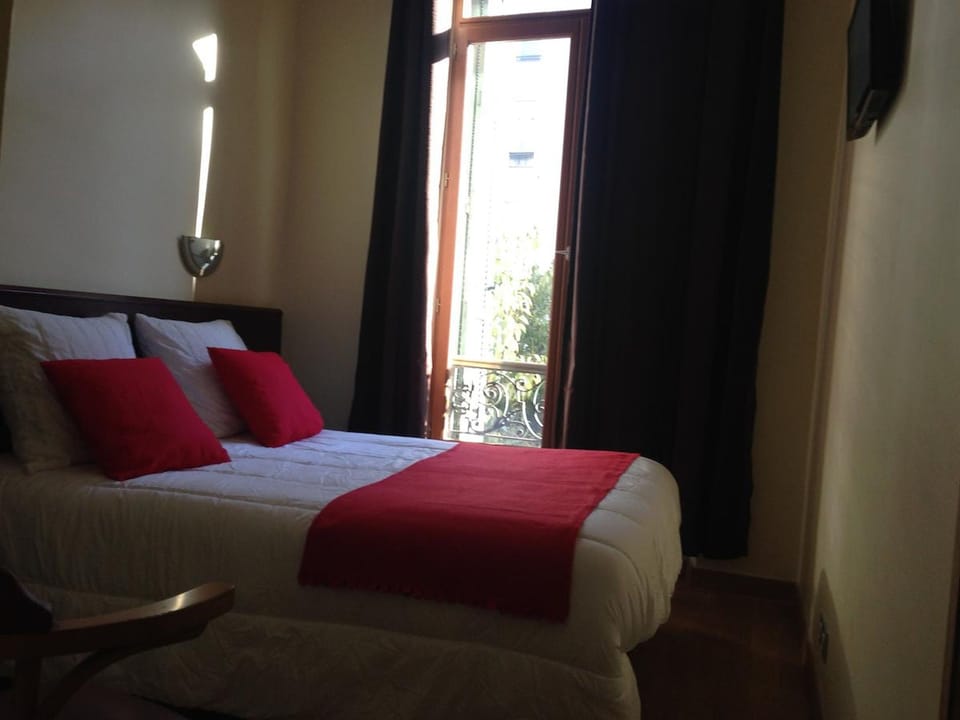 Large Double Room | Premium bedding, desk, iron/ironing board, free cribs/infant beds