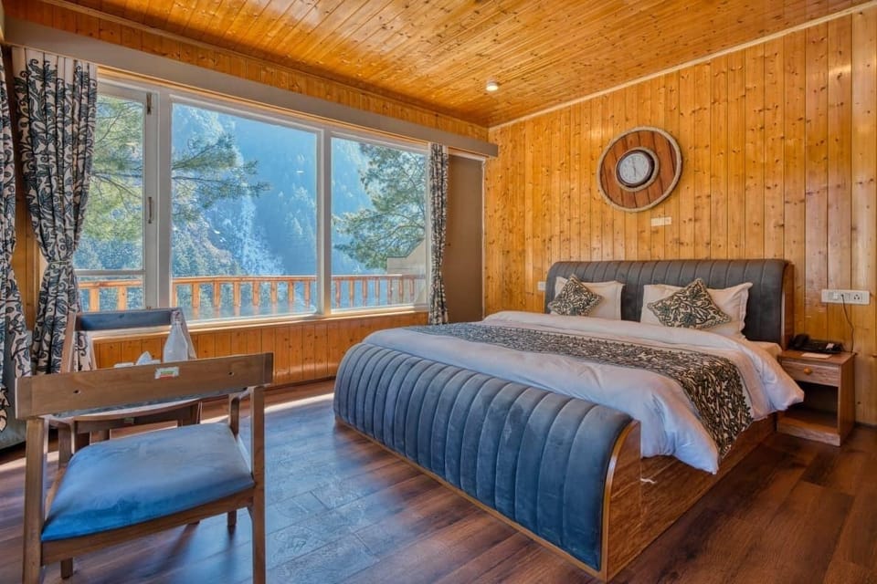 Premium Room | Desk, laptop workspace, soundproofing, WiFi (free)