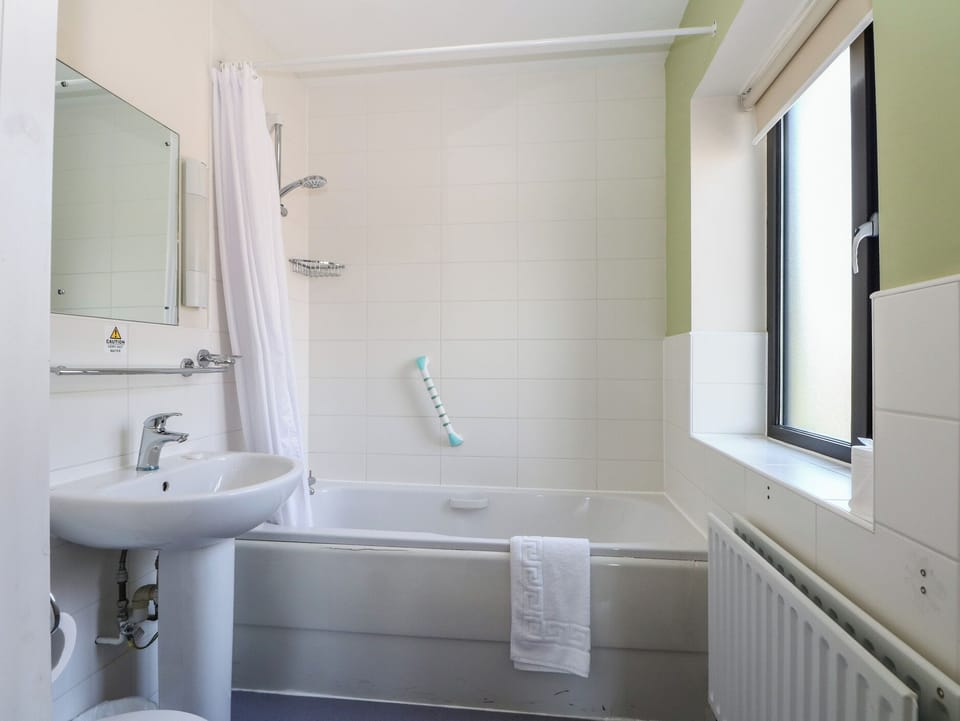 Marine Court First-floor Double Bedroom With Bathroom Cottage in Arun District