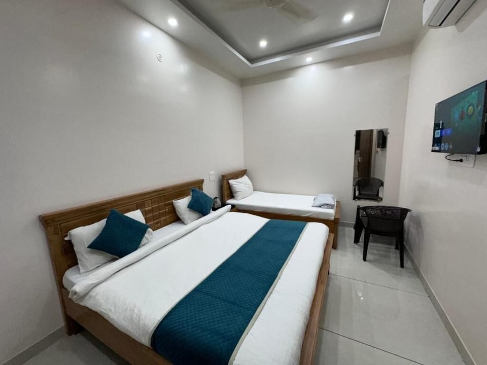 Triple Room | Rollaway beds, free WiFi, bed sheets