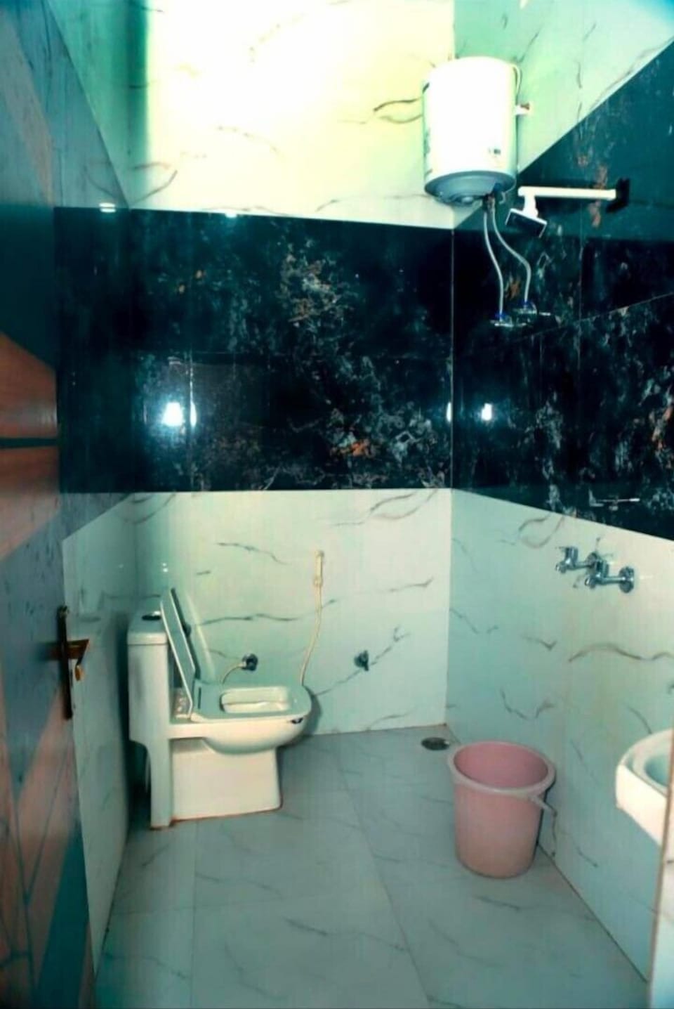 Double Room | Bathroom | Shower, free toiletries, towels, soap