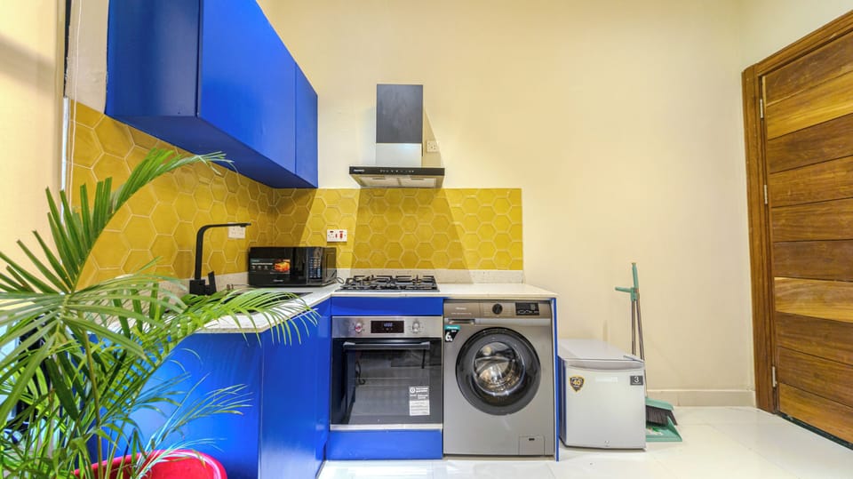 Business Apartment, 1 Bedroom, Pool Access, Ocean View | Private kitchen | Blender, cleaning supplies, paper towels