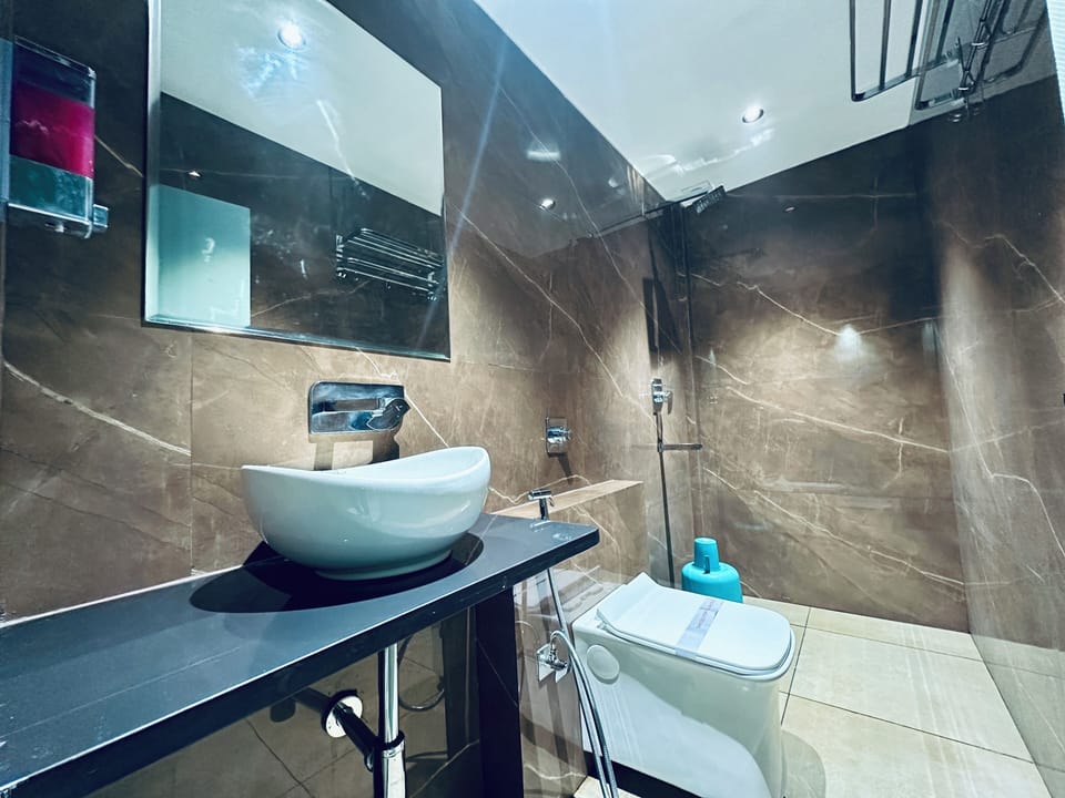 Deluxe Room | Bathroom | Combined shower/tub, free toiletries, bidet, towels