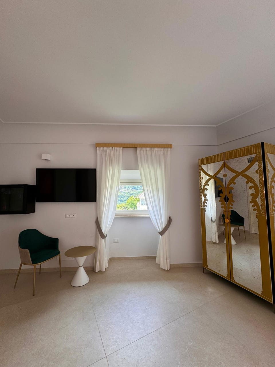 Premier Room, Garden View | Minibar, in-room safe, desk, blackout drapes