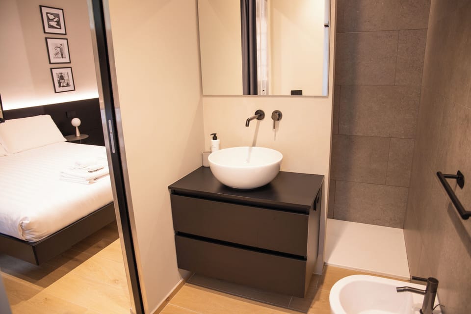 Deluxe Double Room, City View | Bathroom | Shower, free toiletries, hair dryer, bidet