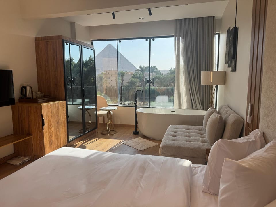 Signature Suite with Hot Tub Panoramic Pyramid | Premium bedding, down comforters, free minibar, free WiFi