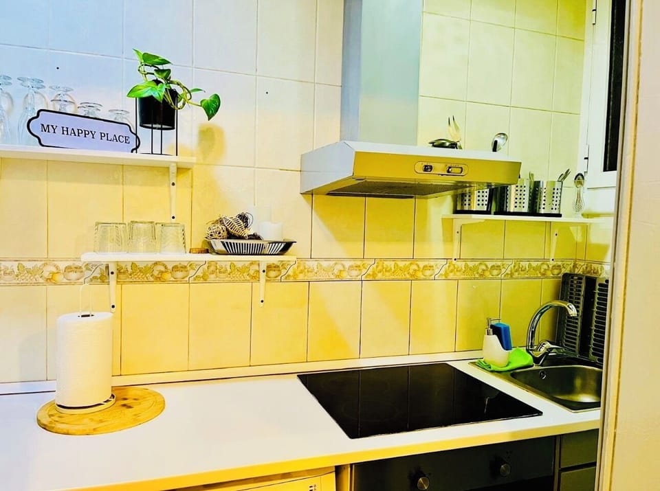 Basic Apartment | Private kitchen | Fridge, microwave, oven, stovetop