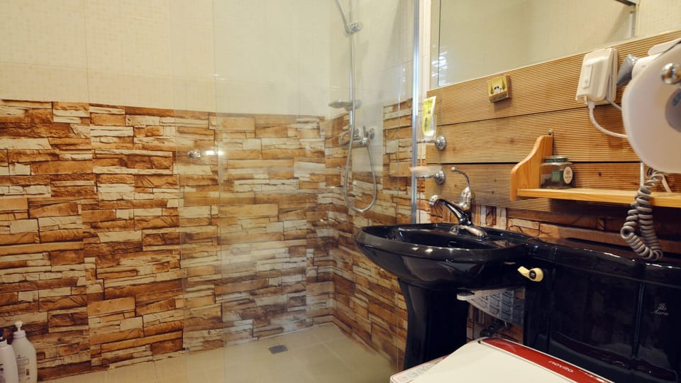 Timeless | Bathroom | Shower, free toiletries, towels