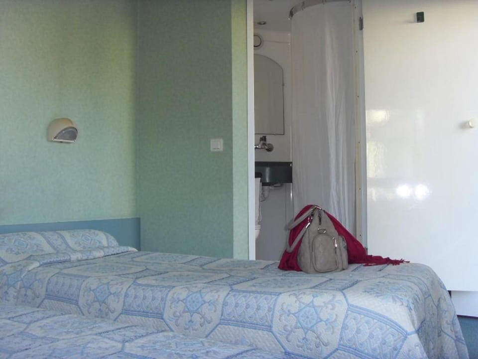 Twin Room | Desk, free WiFi, bed sheets, wheelchair access