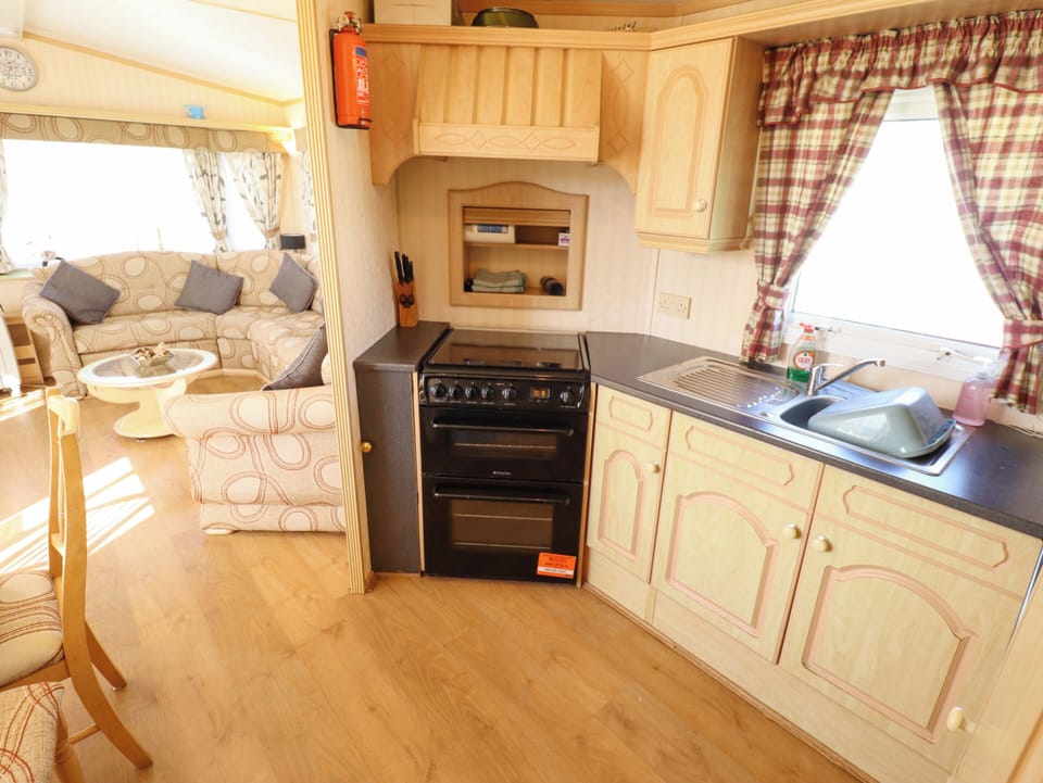 Cottage | Private kitchen | Fridge, microwave, cookware/dishes/utensils