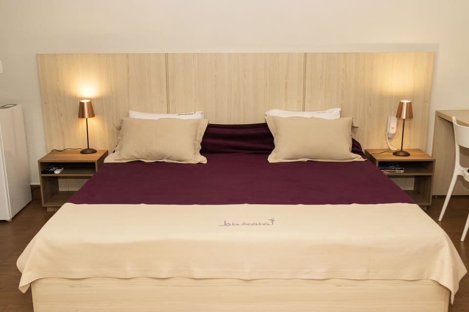 Deluxe Suite, Bathtub | Minibar, desk, WiFi (free), bed sheets