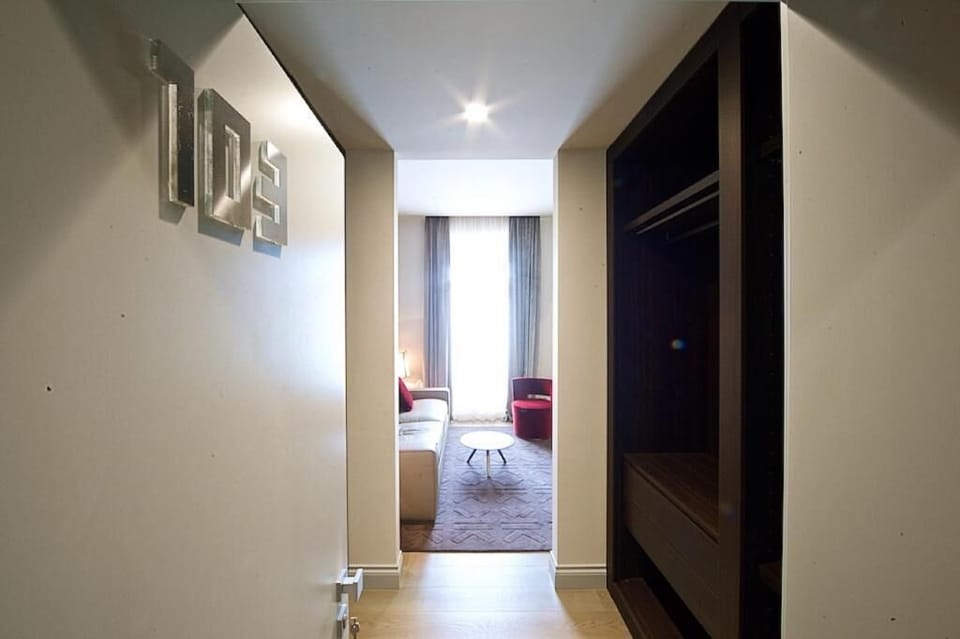 Royal Suite | In-room safe, desk, blackout drapes, soundproofing