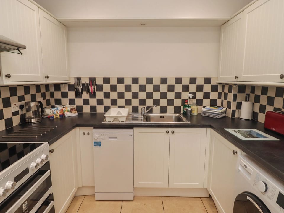 Dishwasher, cookware/dishes/utensils