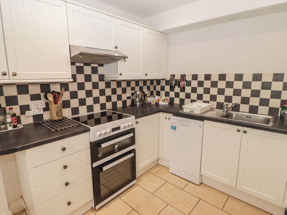 Dishwasher, cookware/dishes/utensils