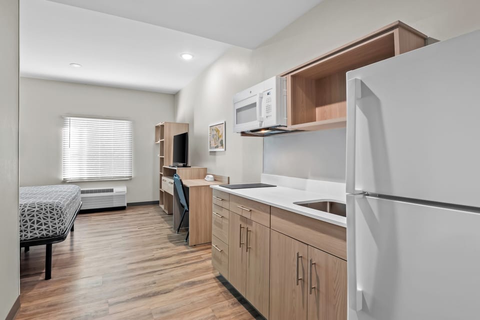 Suite, 1 King Bed, Roll-in Shower, Non Smoking | WiFi (free)